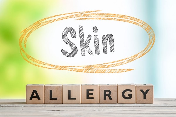 Skin allergy sign on a wooden table with a nature background